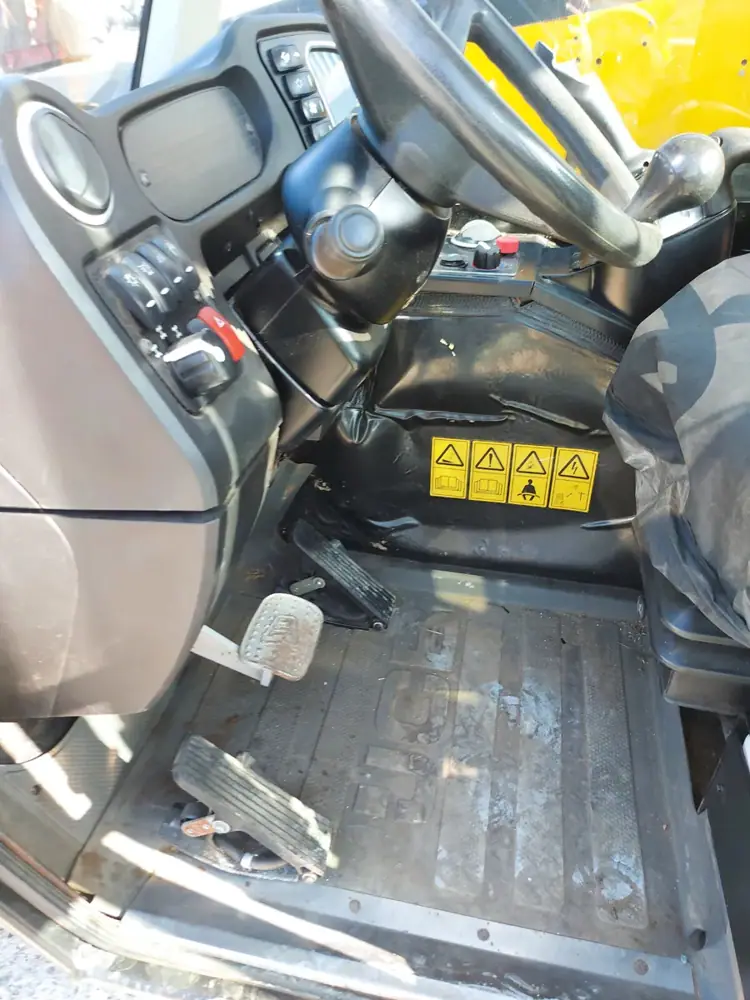 2018 JCB 527-58 Agri Telehandler photo 10